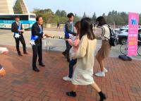 경상대 이상경 총장, ‘70주년 생일떡’ 학생들에게 나눠줘