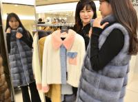  부산지역 롯데백화점, 롱패딩 열풍에도 모피 매출은 늘어나