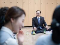 부산시 "용역근로자 정규직 전환 결정 올해 마무리"