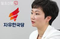 ‘보수의 전사’ 변신 뒤 ‘부산행’ 티켓 예매? 이언주 한국당 입당설 앞과 뒤