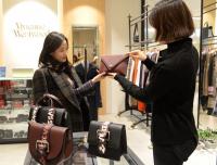 롯데백화점,  선물 수요 최대로 몰리는 연말 앞두고 해외 명품 시즌 오프 세일