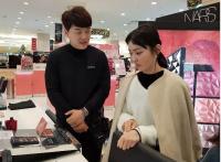 롯데백화점 부산본점, 금남의 벽 허물어..."옷 골라주고 화장해주는 남자"