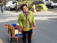 김해시, 폐지 줍는 어르신들에 초경량 손수레 전달