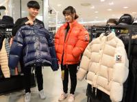 부산 롯데백화점 " 숏 푸퍼 패딩 등장으로 패딩 시장의 새로운 유행 예고"