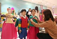 신세계센텀시티 "아이 설빔으로 깔롱 부린 한복을~"