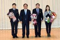 김석준 부산시교육감, 우수공무원과 학교경영 우수학교에 표창장 전수