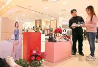 신세계센텀시티 “봄 신상 스니커즈 신고 각선미 뽐내세요”