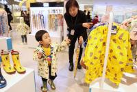 신세계 센텀시티 "미세먼지 속 비로부터 아이 보호해줄 레인코트"