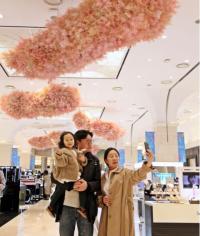신세계센텀시티, 코럴 컬러의 꽃으로 봄단장