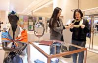 신세계센텀시티 "봄 스카프로 체온유지...패션은 덤"