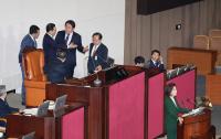 “총선 전에 친문 인정받아야” 민주당 의원들 충성경쟁 돌입 내막