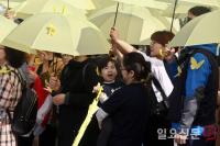 노란 우산 속 아이