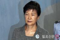 박근혜 전 대통령 형집행정지 신청, “칼로 베는 듯한 허리통증 호소”