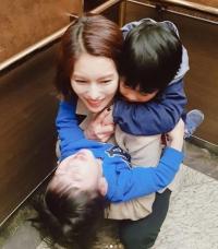 김정화, 붕어빵 두 아이와 눈물겨운 상봉 인증샷 “엄마를 격하게 환영해주는 아이들” 