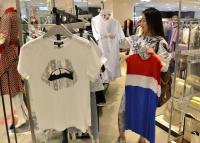 "반팔이 어색하지 않네"…부산 롯데백화점, 여름모드로 변신