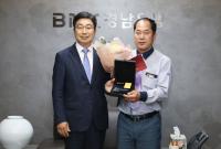 ‘제5호 BNK경남은행 의인상’에 버스 운전기사 박석원 씨 선정