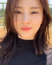 한소희, '어비스' 첫방송 본방사수 독려 미소 공개 "독보적 시크+도도함" 