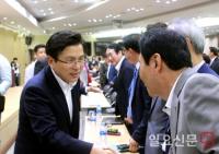 청와대 회동 앞둔 황교안 "경제 멍들게 한 책임, 대통령에게 따질 건 따져야"