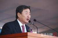 “나이 먹었으면 부드럽게  굴어라” 김준기 연이은 ‘성범죄 피소’ 앞뒤