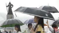 우산을 쓴 시민들