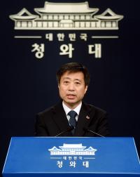 靑 "조국 의혹 부족한 근거로 부풀려져…청문회서 철저 검증될 것"