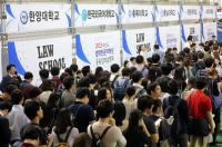 서른 넘으면 안 받아준다고? 학벌 줄세우기 변질 '로스쿨 10년'의 민낯