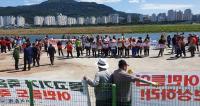 낙동강 하류 어민 “낙동강 보 철거하고, 1500억 보상하라”..200여 명 해상시위