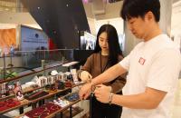 신세계 센텀시티 "가죽 팔찌는 가을 멋쟁이의 필수템"