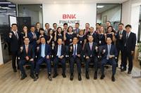 글로벌 경영 박차 가하는 BNK금융그룹 김지완 회장