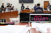 정무위, ‘조국 사모펀드‧DLF 사태’ 국감… 긴장감 고조