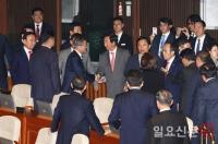 야유하는 한국당에 먼저 악수 청한 문재인 대통령