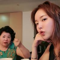 홍진영, 집에서 어머니와 저녁식사 인증샷…언니 홍선영은?