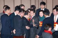 한국당 ‘의원직 총사퇴’ 결의…“분노 참을 수 없어”