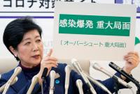 이쪽엔 ‘#좀 쉬어’ 저쪽엔 ‘#잠 깨라’…일본 정치인들 코로나19 대응 희비