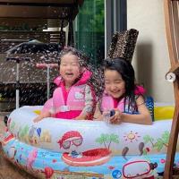 소이현, 인교진 붕어빵 두 딸과 집콕 물놀이 일상 공개 “여름이다”