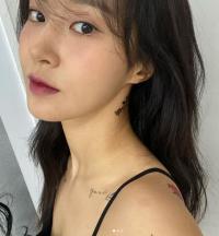 유리 캐스팅, 끈나시 입고 타투 인증샷 공개 ‘여배우 포스’