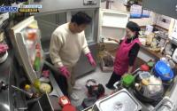 ‘골목식당’ 사가정시장 1만원 아귀찜 악취 잡기 위해 백종원 직접 청소 나서