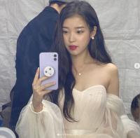 아이유 대상, 어깨 드러낸 드레스+방부제 미모 인증샷 눈길 '여신美'