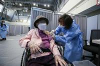 40대 간호조무사 AZ백신 접종 후 ‘사지마비’