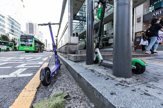 공유 킥보드 업체들이 헬멧 착용을 의무화한 개정 도로교통법에 부정적 입장을 내놨다. 사진은 서울 마포구 인근 인도에 세워진 공유 킥보드. 사진=최준필 기자