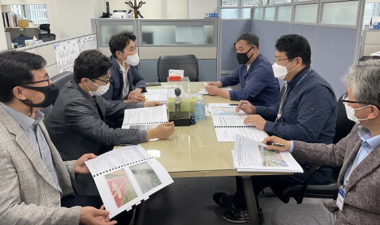 오규석 기장군수(오른쪽 세 번째)가 행정안전부를 찾은 모습.