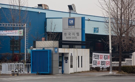 제너럴모터스(GM)가 차량용 반도체 부족으로 가동이 중단됐던 세계 각지 공장들을 곧 재가동한다고 밝혔다. 절반만 가동했던 한국지엠 부평공장과 창원공장도 정상화 된다. 인천광역시 한국GM 부평공장 앞. 사진=일요신문DB