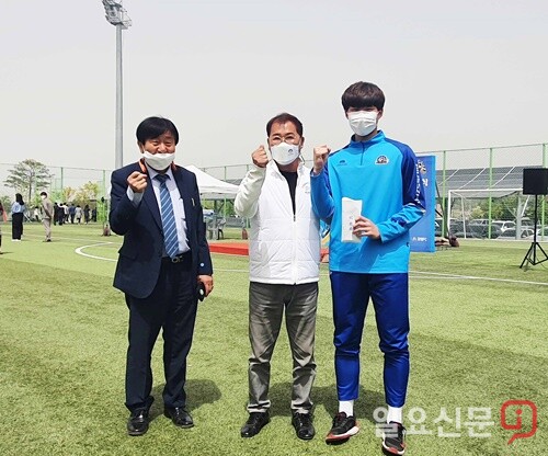 양평FC산하 U-12, 15 출정식에서 격려금을 전달한 김용철 회장.