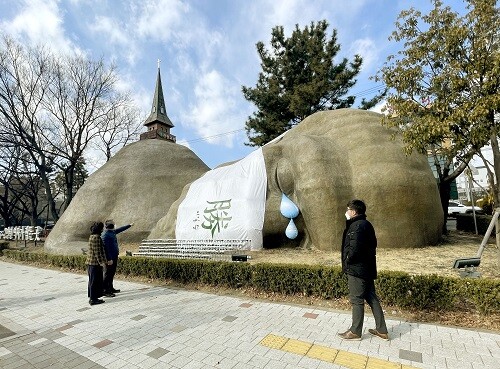 대구 달서구에 설치된 마스크를 쓴 대형 원시인 조형물