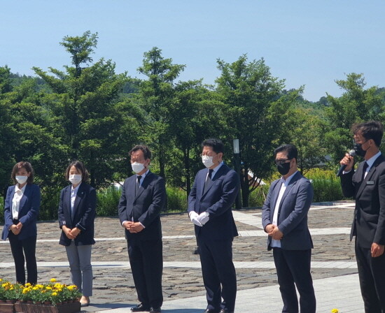 민주당 양산갑 지역위원회의 봉하마을 노무현 전 대통령 묘역 참배 모습.