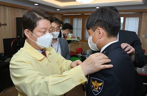 1일 오후 4시께 권영진 시장이 첫 자치경찰사무 담당 경찰공무원 경위급 승진자에게 직접 임용장을 수여하고 배지를 달고 있다. (사진제공=대구시청)