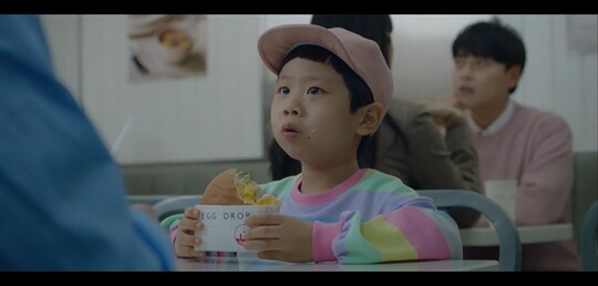 ‘슬기로운 의사생활’ 시즌1에서 이우주(김준 분)가 에그드랍 제품을 먹고 있는 모습. 사진=tvN ‘슬기로운 의사생활’ 시즌1 방송 화면 캡처