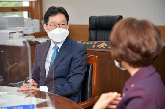 김경수 경남도지사가 6월 2일 경남도청을 방문한 한정애 환경부 장관을 만나 '낙동강 물' 문제를 논의하고 있다. 사진=경남도 제공