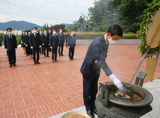 윤해진 본부장이 충혼탑에서 호국 영령들을 기리고자 분향을 하는 모습.