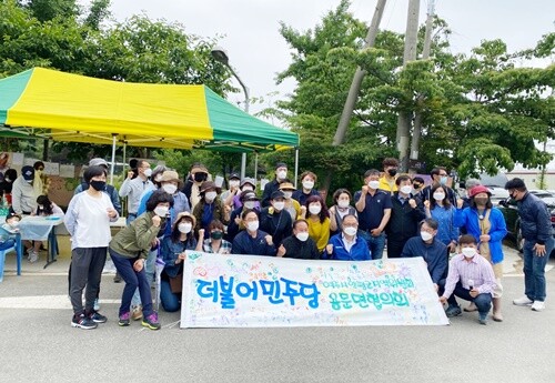 더불어민주당 여주양평지역위원회 용문면협의회(협의회장 유기용)가 양평 물소리길을 걸으며 하천변 쓰레기를 줍는 행사인 '쓰줍킹'을 진행했다.